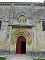 Le portail sud de l'église romane Saint-Pierre.