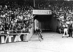 Romain Maes, blivande vinnare av 1935 års Tour de France, kommer in på Parc des Princes.