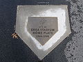 Gedenkplakette erinnert an die Homeplate des Shea auf dem heutigen Parkplatz des Citi Field (Februar 2010)