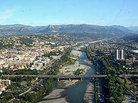 Le viaduc du Var au premier plan.