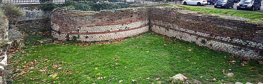 Enceinte gallo-romaine, place Saint-Jacques, près du palais Niel.