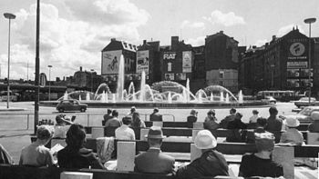 Soltorget vid Sergels torg och Sergelfontänen, vy mot syd. På vänstra bilden från 1968 saknas Kulturhuset och glasobelisken. Högra bilden är tagen från samma punkt sommaren 2010.