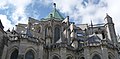 La cathédrale Notre-Dame de Chartres est entourée d'arcs-boutants à double volée et à trois étages superposés. La volée est en quart de cercle à l'intrados et plane à l'extrados.