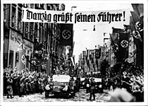 1939年9月20日希特勒进入但泽，其上标语写着「但泽向它的元首致敬」