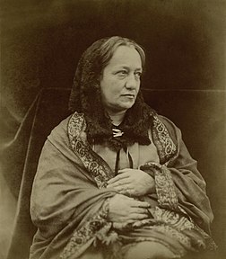 Portrait de la photographe britannique Julia Margaret Cameron réalisé par son fils Henry Herschel Hay Cameron en 1870. (définition réelle 3 241 × 3 708)