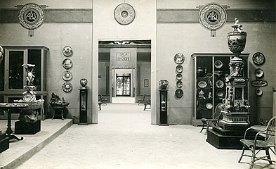 Une salle d'exposition du musée en 1920.