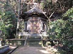 大阪瀧谷不動明王寺內的傳統日式納骨塔
