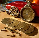 Astrolabi del segle xviii amb el seu joc de làmines.