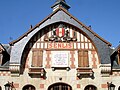 Détail de la façade sud de l'ancienne gare de Senlis, place de la Gare.