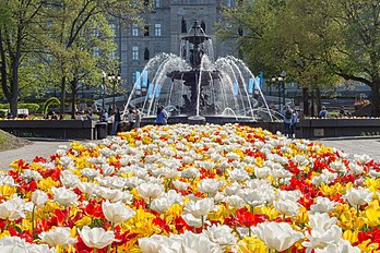 La fontaine de Tourny, à Québec. (définition réelle 5 969 × 3 979)