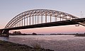 De Waalbrug in Nijmegen tijdens de schemering