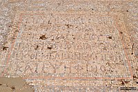כיתוב יווני ברצפת פסיפס מכנסייה עתיקה באשקלון