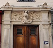 Doi pilaștri între care e o ușă, în Lyon (Franța)