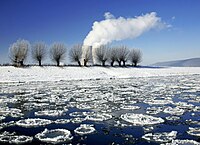 Eisgang auf der Weser, im Hintergrund Fahnen kondensierten Dampfes vom Kernkraftwerk Grohnde