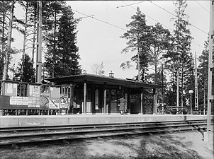 Olovslund spårvagnshållplats 1931. Väntpaviljongen ritades av Waldemar Johanson.