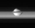 사진 속의 판은 마치 토성의 고리 속에 끼어 있는 것처럼 보인다. 실제로 판은 엥케 간격 사이의 빈 공간을 공전하고 있다.