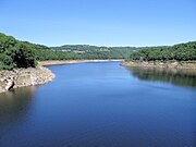 Le lac de retenue vu depuis le barrage.