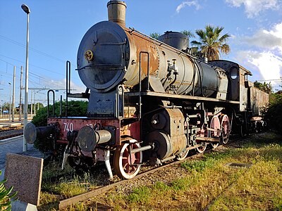 La locomotiva a vapore Gr.740.072 (serie Gr. 740) esposta alla stazione di Acireale, 5 giugno 2020.