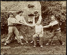 Rebouteux soignant un homme, photographie par Paul ou Charles Géniaux, début du XXème siècle (musée de Bretagne).