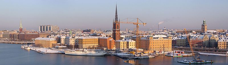 Vy över Riddarholmen från Monteliusvägen på Södermalm i december 2009. Längst till vänster syns Klara kyrka och Hötorgscitys fem höghus. Mitt i bild reser sig Riddarholmskyrkans gjutjärnsspira och längst till höger ligger Gamla stan med Storkyrkan. I förgrunden pågår arbeten med Söderströmstunneln för Citybanan.