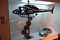 Model vrtuľníka s pílami a Bondovho auta.