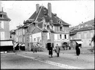 Vieille maison à l'angle de l'avenue de la République, octobre 1898.