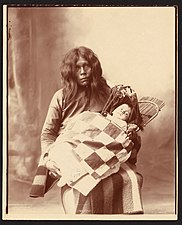 Wichitas, 1899. Photo de Frank Rinehart. Le nourrisson est dans un porte-bébé sur planche