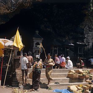 Persembahyangan ring Pura Goa Lawah