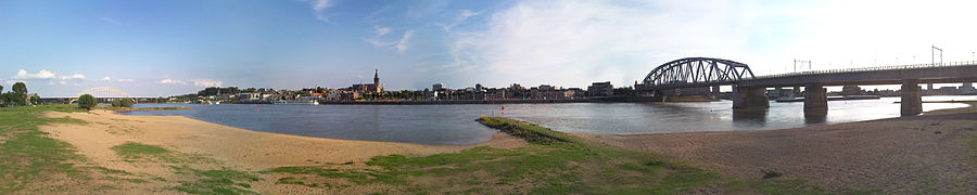 De Waalbrug, de Snelbinder en de Spoorbrug bij Nijmegen