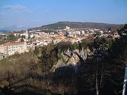 Пазин, панорама, Пазинска јама у првом плану