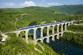 Le viaduc de Cize-Bolozon au-dessus de l'Ain.