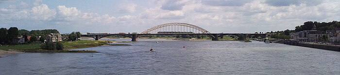 Waalbrug, gezien vanaf de Snelbinder