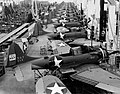 Ligne de production de Douglas SBD Dauntless à l'usine de la Douglas Aircraft Company d'El Segundo en 1943.