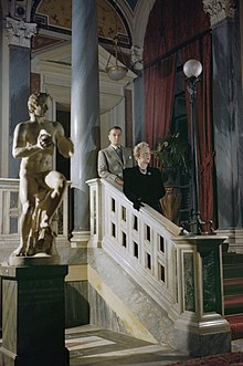 Le 12 décembre 1944, le premier ambassadeur du Royaume-Uni en Italie depuis la reprise des relations diplomatiques entre les deux pays (qui avaient été interrompues pendant la Seconde Guerre mondiale), Sir Noel Charles, pose avec son épouse Lady Charles dans le hall d'entrée de l'ambassade du Royaume-Uni à Rome.