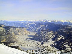 Im Vordergrund links die Rotaliana-Ebene mit der Salurner Klause im Hintergrund