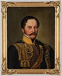 Casimir Sparre iklädd uniform för en ryttmästare vid regementet, med Svärdsordens riddartecken samt Karl Johansmedaljen på bröstet. Avporträtterad 1857 av Lars Hansen.