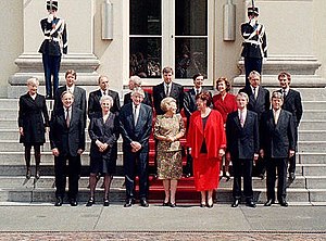 De bordesscène van de ministers van het kabinet-Kok II met in het midden vooraan koningin Beatrix bij Paleis Noordeinde[1] op 3 augustus 1998