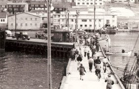 21. april: Kommunelegen i Tórshavn forhindres i å gå i land i Klaksvík. Foto: Per Tholander/Norðoya Fornminnasavn