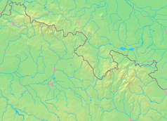 Mapa konturowa Sudetów, blisko górnej krawiędzi po lewej znajduje się owalna plamka nieco zaostrzona i wystająca na lewo w swoim dolnym rogu z opisem „Jezioro Modre”