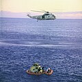 L’Helicopter 66 récupérant Apollo 10 en mer le 26 mai 1969.