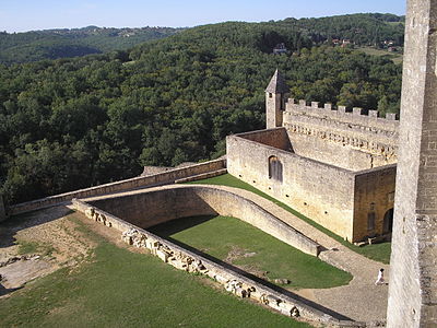 Cour basse et écurie (dont le toit a brûlé).