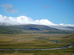 Tavan Bogd-massivet sett från Ukokplatån. Chujten ligger längst till vänster i bakgrunden. I förgrunden floden Kalguty i Arguts avrinningsoråde.