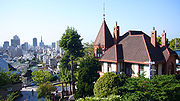 Dall'alto verso il basso: il ponte di Kōbe, il tempio Shōjōkō e la Weathercock House, luoghi d'ispirazione rispettivamente per il ponte di Fuyuki, il tempio Ryūdō e la residenza dei Tōsaka