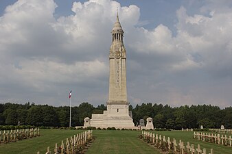 Cimborrio aislado de la necrópolis nacional de Notre-Dame-de-Lorette