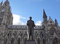 Basílica do Voto Nacional e na frente a estátua do Gabriel García Moreno.