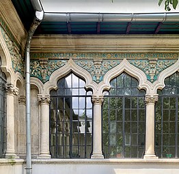 Romanian Revival glazed ceramic acanthus in the courtyard of the Central Girls' School (Strada Icoanei no. 3-5), Bucharest, by Ion Mincu, 1890[18]