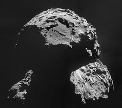 Algikia, le site prévu pour l'atterrissage de Philae se situe à l'extrémité du petit lobe au milieu d'une région assez plate (sur la photo, en haut au centre).