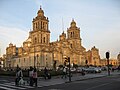 Nhà thờ chính tòa Vùng đô thị Mexico nhìn từ phố Madero.