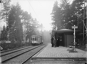 Smedslätten (Nockebybanan) spårvagnshållplats vid Smedslättstorget 1923. Väntpaviljongen ritades av Waldemar Johanson.