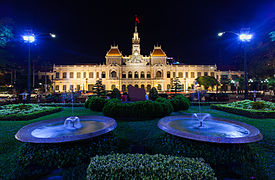 L'hôtel de ville illuminé